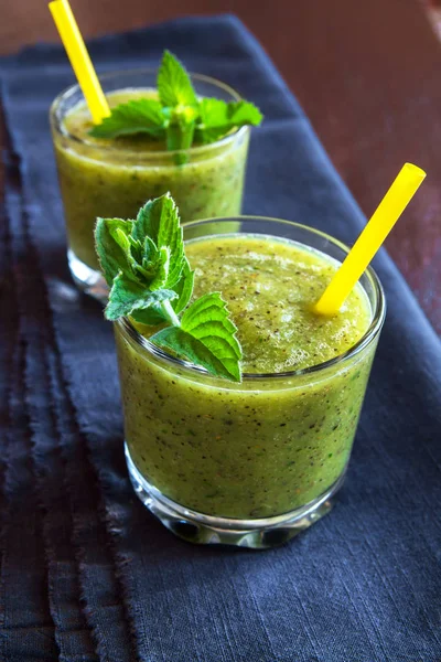 Groene Kiwi Smoothie Met Muntblaadjes Glazen Rustieke Houten Achtergrond — Stockfoto