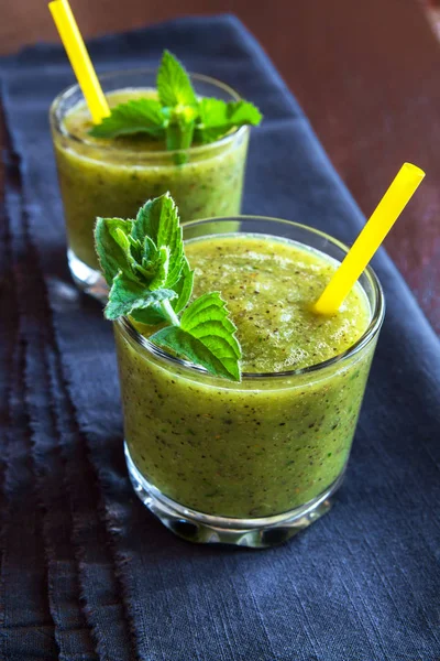 Frullato Kiwi Verde Con Foglie Menta Bicchieri Sfondo Legno Rustico — Foto Stock