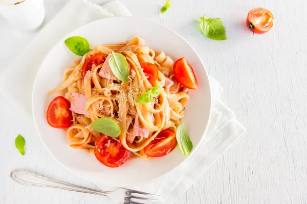 Beyaz Tabakta Yapımı Lezzetli Makarna Tagliatelle Makarna Jambon Domates Sosu — Stok fotoğraf