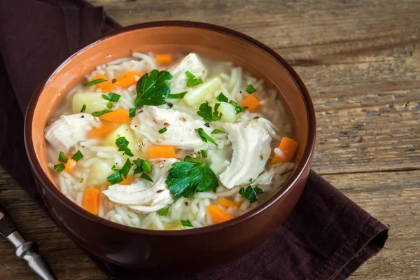 Soupe Poulet Aux Nouilles Légumes Dans Bol Sur Fond Bois — Photo