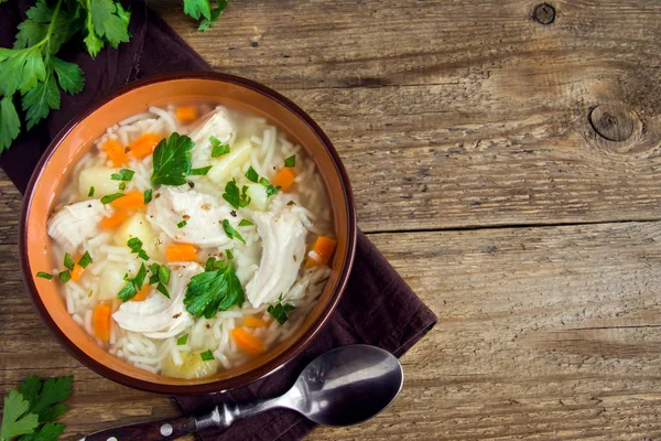 麺とコピー スペース 自家製の健康的な食事と素朴な木製の背景上のボウルに野菜と鶏スープ — ストック写真