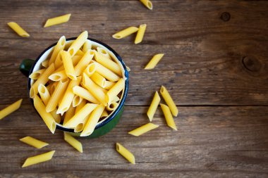 Metal kupa - yemek için sağlıklı madde çiğ çiğ İtalyan penne makarna