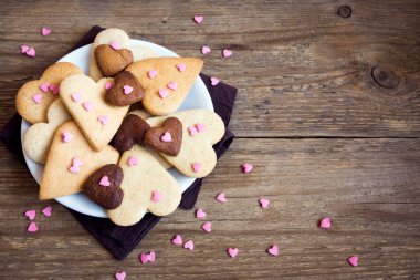 Sevgililer günü - ev yapımı şenlikli pasta buiscuits çerezler, rustik ahşap arka plan üzerinde kalp şeklinde kurabiye Sevgililer aşk kavramı 