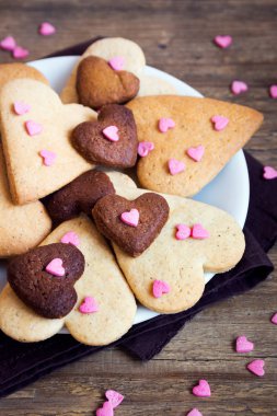 Sevgililer günü - ev yapımı şenlikli pasta buiscuits çerezler, rustik ahşap arka plan üzerinde kalp şeklinde kurabiye Sevgililer aşk kavramı 