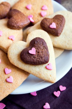 Kalp için Sevgililer günü - ev yapımı şenlikli pasta kurabiye yakın buiscuits çerezler, Sevgililer günü aşk kavramı şeklinde. 