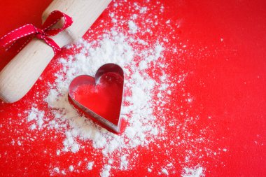 Kalp şekli çerez kesici, un ve silindir üzerinde kırmızı arka plan ile kopya alanı - aşk, Romantik, aşk, Sevgililer günü Festival ev yapımı pasta kavramı ile pişirme