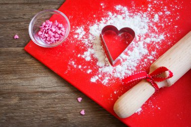 Kalp şekli çerez kesici, un ve silindir üzerinde ahşap ve kırmızı arka plan ile kopya alanı - aşk, Romantik, aşk, Sevgililer günü Festival ev yapımı pasta kavramı ile pişirme