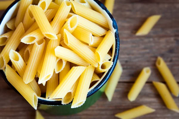 Metal kupa - yemek için sağlıklı madde çiğ çiğ İtalyan penne makarna