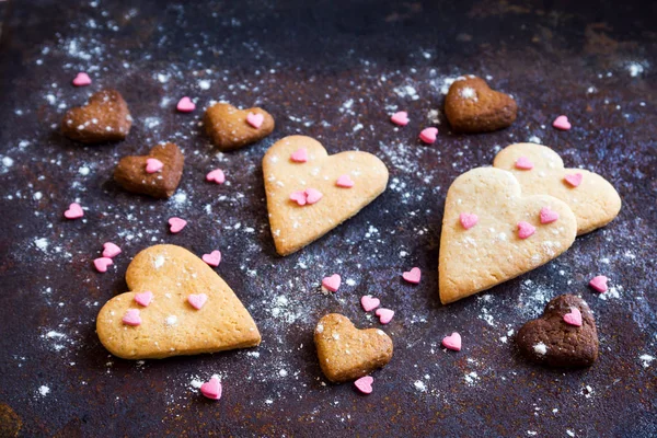 ハート型のクッキーをすぐ バレンタインのためにクッキーをコピー スペース 自家製お祝い菓子 Buiscuits 素朴な金属製のトレイ バレンタイン愛の概念に — ストック写真