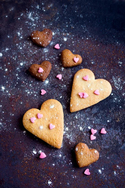 ハート型クッキーをすぐバレンタインデー 自家製お祝い菓子のために無作法な金属製のトレイ バレンタイン愛の概念の Buiscuits クッキー — ストック写真