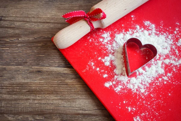 Cortador Galletas Forma Corazón Harina Rodillo Sobre Fondo Madera Rojo — Foto de Stock