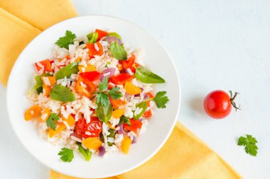 Pirinç ve beyaz plaka, kopya alanı - sağlıklı vegan vejetaryen diyet yemek taze renkli sebze vejetaryen risotto