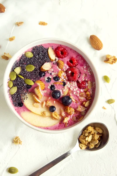 Smoothie Schüssel Mit Frischen Beeren Nüssen Samen Und Hausgemachtem Müsli — Stockfoto