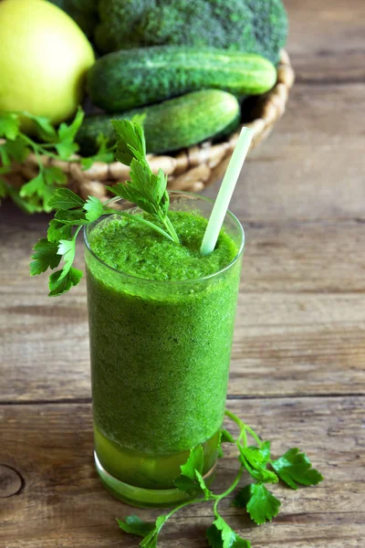 Groene Smoothie Glas Ingrediënten Rustieke Houten Achtergrond Detox Veganistisch Vegetarisch — Stockfoto