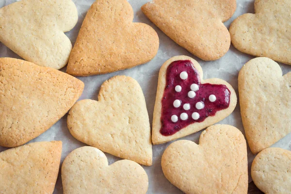 バレンタインデー おいしい自家製天然有機菓子 バレンタインの日に愛を込めて焼くの艶をかけられたハート クッキー — ストック写真