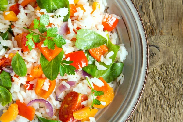 Vegetarisk Risotto Med Ris Och Färska Färgglada Grönsaker Plattan Nära — Stockfoto