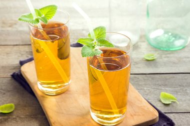 Kombu çayı süper yiyecek probiyotik içecek bardakta, ahşap arka planda nane, ev yapımı organik fermente edilmiş probiyotik içecek.