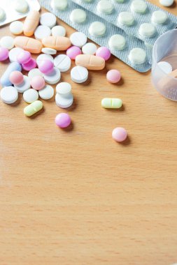 Hap, tablet ve kapsüller tıp ve sağlık kavramı kopya alanı - ahşap tablo ürün yelpazesine