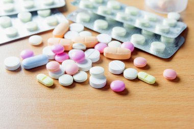 Hap, tablet ve kapsüller tıp ve sağlık kavramı kopya alanı - ahşap tablo ürün yelpazesine