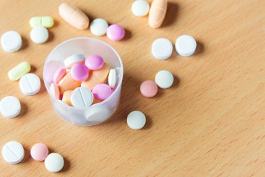 Hap, tablet ve kapsüller tıp ve sağlık kavramı kopya alanı - ahşap tablo ürün yelpazesine