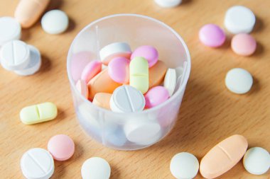 Hap, tablet ve kapsüller tıp ve sağlık kavramı kopya alanı - ahşap tablo ürün yelpazesine