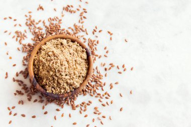 Kase ezilmiş keten tohumu (zemin keten tohumu) beyaz taş tablo - sağlıklı organik vegan vejetaryen gıda içerikler