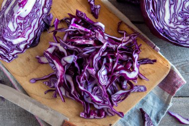 Organik (mavi, mor) doğranmış kırmızı lahana ahşap kesme tahtası üzerinde kopyalama alanı - taze sağlıklı gıda içerikler, hazır yemek pişirmek için