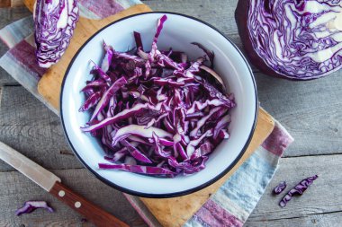 Rustik metal kase - taze sağlıklı gıda içerikler, hazır yemek pişirmek için organik (mavi, mor) doğranmış kırmızı lahana