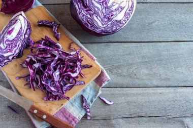 Organik (mavi, mor) doğranmış kırmızı lahana ahşap kesme tahtası üzerinde kopyalama alanı - taze sağlıklı gıda içerikler, hazır yemek pişirmek için