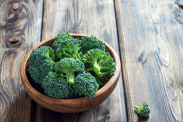 Healthy Green Organic Raw Broccoli Wooden Table Ingredient Ready Cooking — Stock Photo, Image