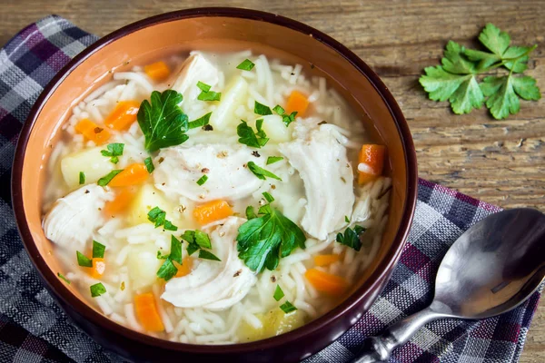 Куриный Суп Лапшой Овощами Миске Деревенском Деревянном Фоне Домашнее Здоровое — стоковое фото