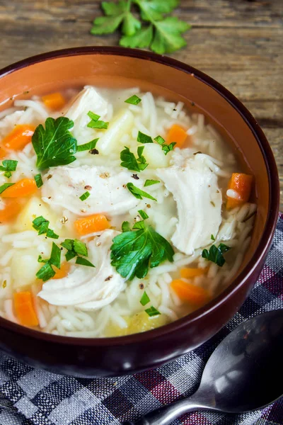 チキンのスープと麺と野菜の素朴な木製の背景 自家製の健康的な食事にボウルに入れて — ストック写真