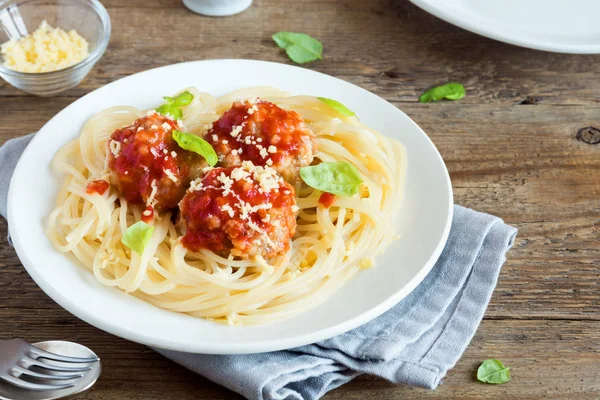 Spagetti Makarna Köfte Domates Sosu Rendelenmiş Parmesan Peyniri Taze Fesleğen — Stok fotoğraf