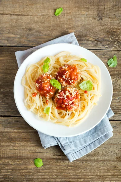 Spagetti Makarna Köfte Domates Sosu Rendelenmiş Parmesan Peyniri Taze Fesleğen — Stok fotoğraf