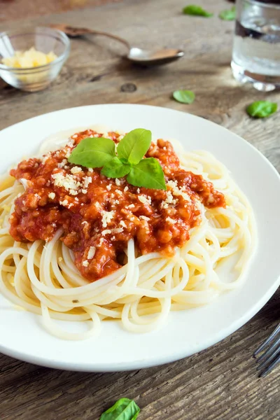 Spagetti Bolognese Makarna Salça Kıyma Rendelenmiş Parmesan Peyniri Taze Fesleğen — Stok fotoğraf