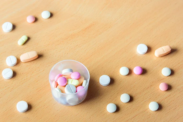 Assortiment Pilules Comprimés Capsules Sur Table Bois Avec Espace Copie — Photo