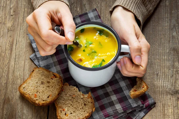 Woman hands holding mug of vegetable soup with parsley and croutons over wooden background - healthy winter vegetarian food — Stock Image Woman Hands Holding Mug Vegetable Soup Parsley Croutons Wooden Background Royalty Free Stock Images
