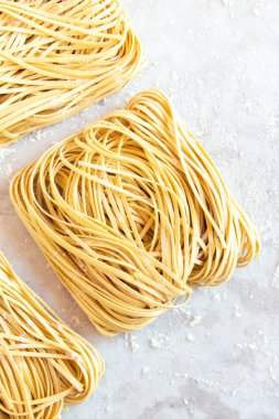 Beyaz bir arka plan üzerinde ev yapımı çiğ yumurta Noodles yakın çekim