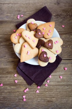 Sevgililer günü - ev yapımı şenlikli pasta buiscuits çerezler, rustik ahşap arka plan üzerinde kalp şeklinde kurabiye Sevgililer aşk kavramı 