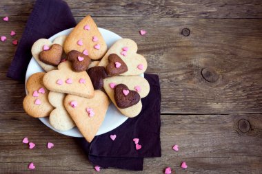Sevgililer günü - ev yapımı şenlikli pasta buiscuits çerezler, rustik ahşap arka plan üzerinde kalp şeklinde kurabiye Sevgililer aşk kavramı