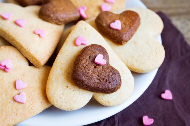 Sevgililer günü - ev yapımı şenlikli pasta buiscuits çerezler, rustik ahşap arka plan üzerinde kalp şeklinde kurabiye Sevgililer aşk kavramı