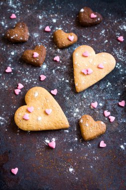 Kalp için Sevgililer günü - ev yapımı şenlikli pasta kurabiye yakın buiscuits kurabiye rustik metal tepsi, Sevgililer günü aşk kavramı şeklinde.