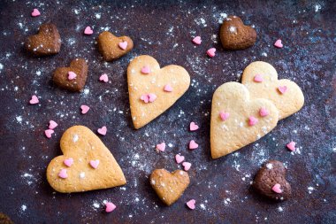 Kalp için Sevgililer günü - ev yapımı şenlikli pasta kurabiye yakın buiscuits kurabiye rustik metal tepsi, Sevgililer günü aşk kavramı şeklinde. 