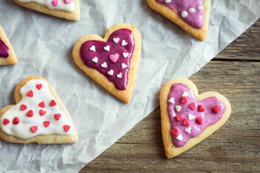 Kalp yakın için Sevgililer günü - ev yapımı şenlikli süslü pasta kurabiye pişirme kağıdı, Sevgililer günü aşk kavramı üzerinde buiscuits kurabiye şeklinde