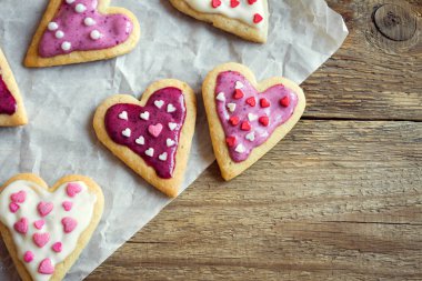 Kalp yakın için Sevgililer günü - ev yapımı şenlikli süslü pasta kurabiye pişirme kağıdı, Sevgililer günü aşk kavramı üzerinde buiscuits kurabiye şeklinde