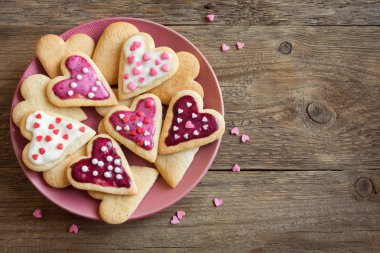 Valentine's day - lezzetli ev yapımı doğal organik pasta, Sevgililer günü, sevgi ile pişirme için sırlı kalp şeklinde kurabiye kavram seviyorum