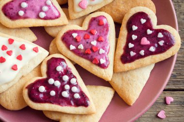 Valentine's day - lezzetli ev yapımı doğal organik pasta, Sevgililer günü, sevgi ile pişirme için sırlı kalp şeklinde kurabiye kavram seviyorum