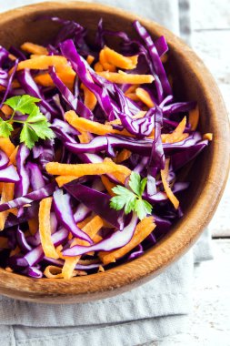 Kırmızı lahana lahana salatası salata havuç ve Yeşiller - sağlıklı diyet, detoks, vegan, Vejetaryen, sebze bahar salatası ile