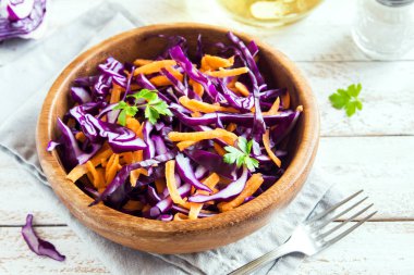 Kırmızı lahana lahana salatası salata havuç ve Yeşiller - sağlıklı diyet, detoks, vegan, Vejetaryen, sebze bahar salatası ile