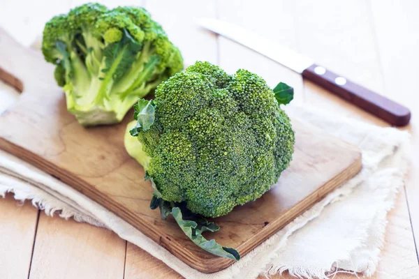 Brokoli Organik Hijau Yang Sehat Atas Meja Kayu Tutup — Stok Foto